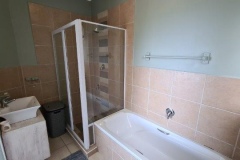 main-bedroom-en-suite-bathoom